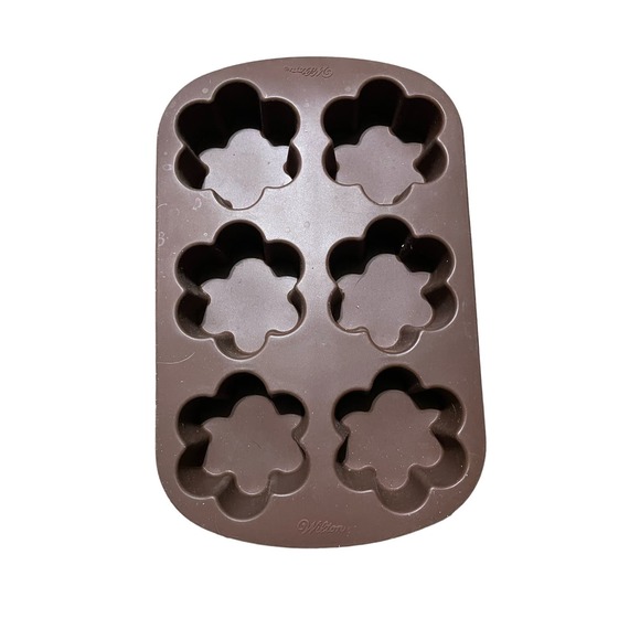 Wilton Brand Flower Shaped Muffin pan  2 - Picture 3 of 5